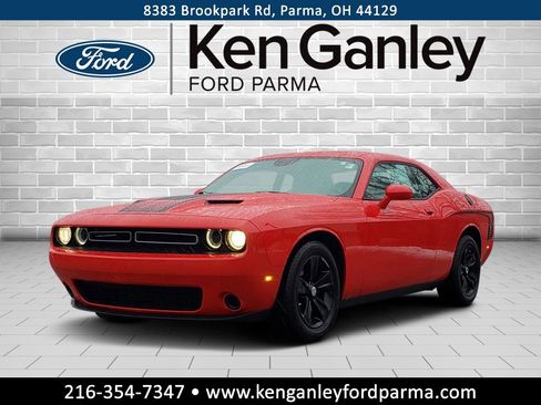 Used 2019 Dodge Challenger SXT image 1