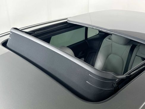 Certified 2025 Porsche Macan 4S Electric AWD/4WD image 22