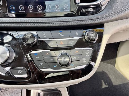 Used 2018 Chrysler Pacifica Limited FWD image 35