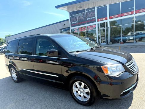 Used 2013 Chrysler Town & Country Touring image 3