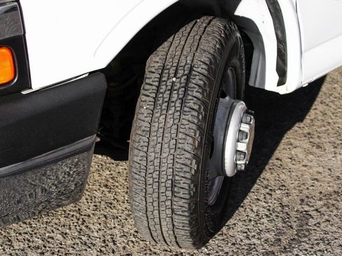 Used 2016 Chevrolet Express 4500 w/ Chrome Appearance Package RWD image 33
