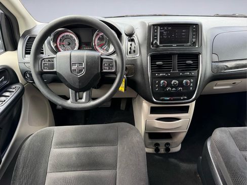 Used 2019 Dodge Grand Caravan SE w/ UConnect Hands-Free Group FWD image 17