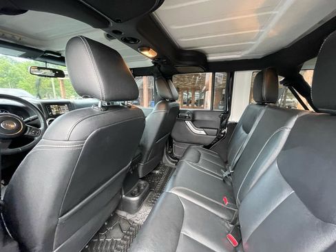 Used 2015 Jeep Wrangler Unlimited Sahara w/ Connectivity Group AWD/4WD image 9