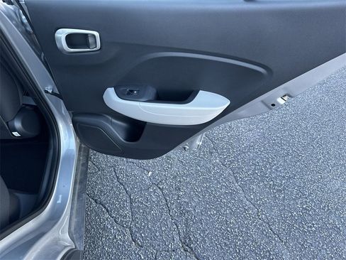 Used 2025 Hyundai Venue SEL image 16