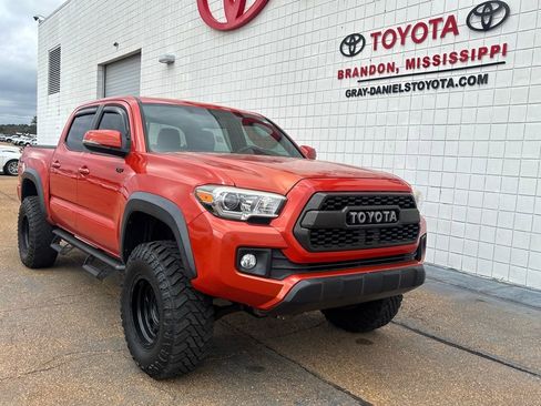 Used 2017 Toyota Tacoma TRD Off-Road image 3
