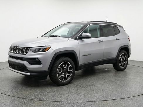 Used 2025 Jeep Compass Trailhawk AWD/4WD image 3