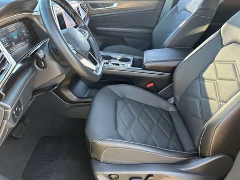 Used 2025 Volkswagen Atlas SE AWD/4WD image 16
