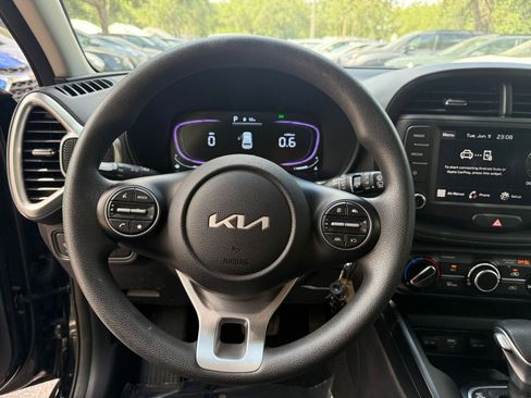 Used 2025 Kia Soul LX w/ LX Technology Package FWD image 25