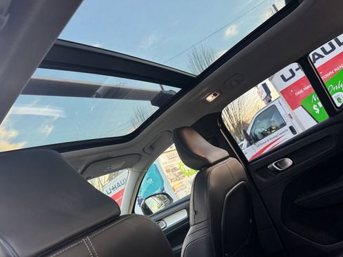 Used 2020 Volvo XC40 T5 Momentum w/ Protection Package image 9