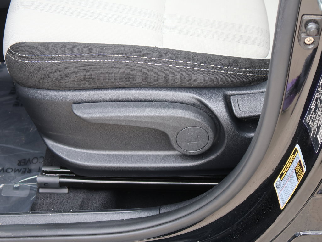 Used 2025 Hyundai Venue SEL FWD image 23