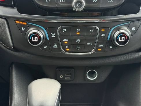 Used 2023 Chevrolet Traverse Premier FWD image 4