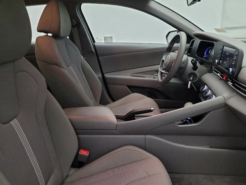 Used 2025 Hyundai Elantra SE image 21