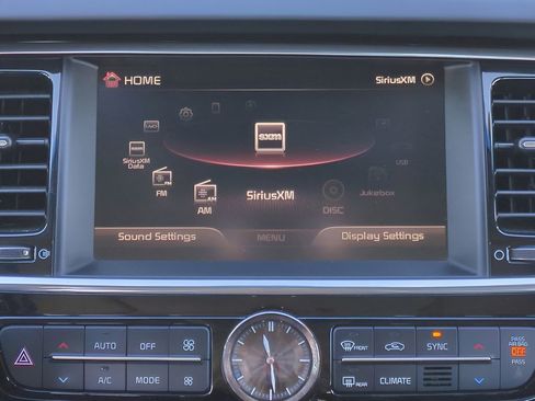 Used 2015 Kia K900 Luxury image 25