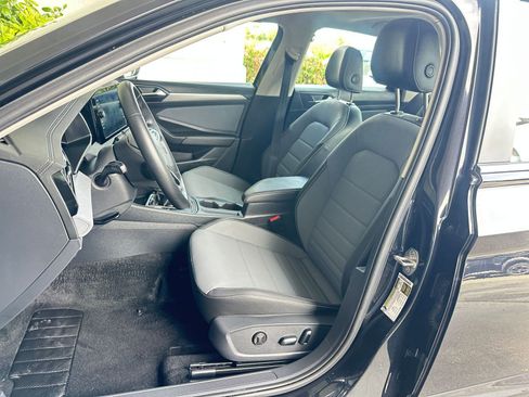 Used 2025 Volkswagen Jetta SE image 41