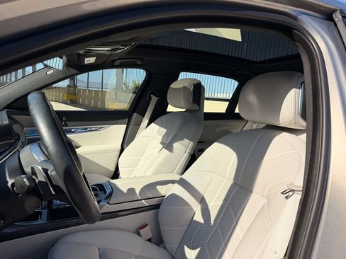 Used 2023 BMW i7 xDrive60 w/ Parking Assistance Package AWD/4WD image 30