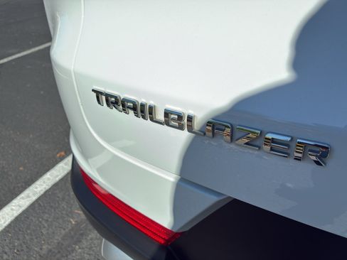 Used 2023 Chevrolet TrailBlazer LT FWD image 12