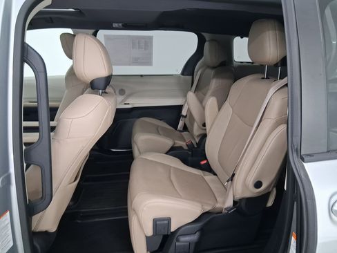 Used 2021 Toyota Sienna Limited image 12