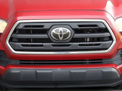 Used 2018 Toyota Tacoma SR5 RWD image 8