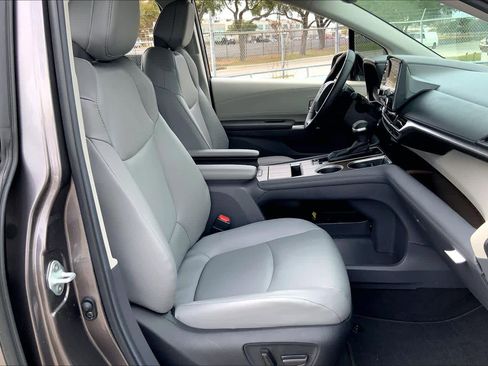 Used 2024 Toyota Sienna XLE image 8