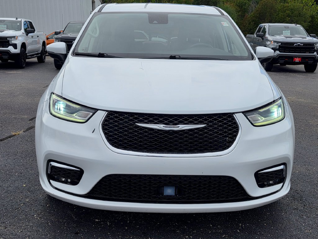 Used 2023 Chrysler Pacifica Touring-L FWD image 3
