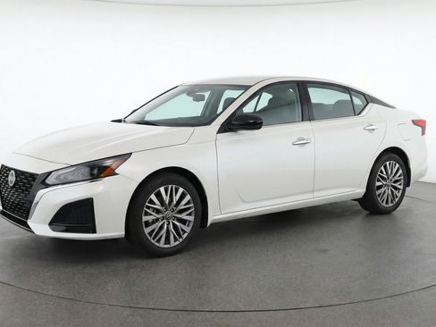 Used 2025 Nissan Altima 2.5 SV FWD image 3