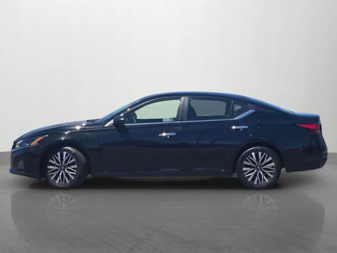 Used 2024 Nissan Altima 2.5 SV FWD image 3