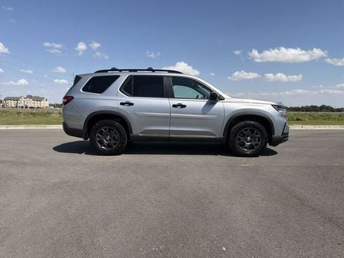 Certified 2025 Honda Pilot TrailSport image 6