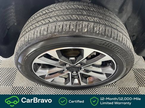Used 2023 Jeep Grand Cherokee Overland w/ Luxury Tech Group IV AWD/4WD image 17