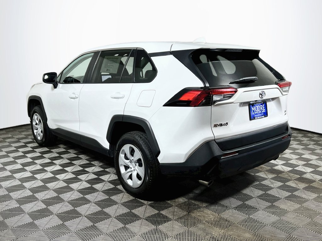 Used 2024 Toyota RAV4 LE AWD/4WD image 5