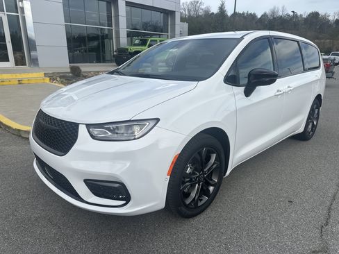 New 2026 Chrysler Pacifica Select FWD image 2