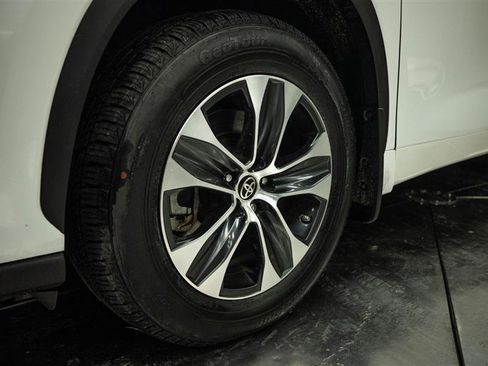 Used 2022 Toyota Highlander XLE AWD/4WD image 3