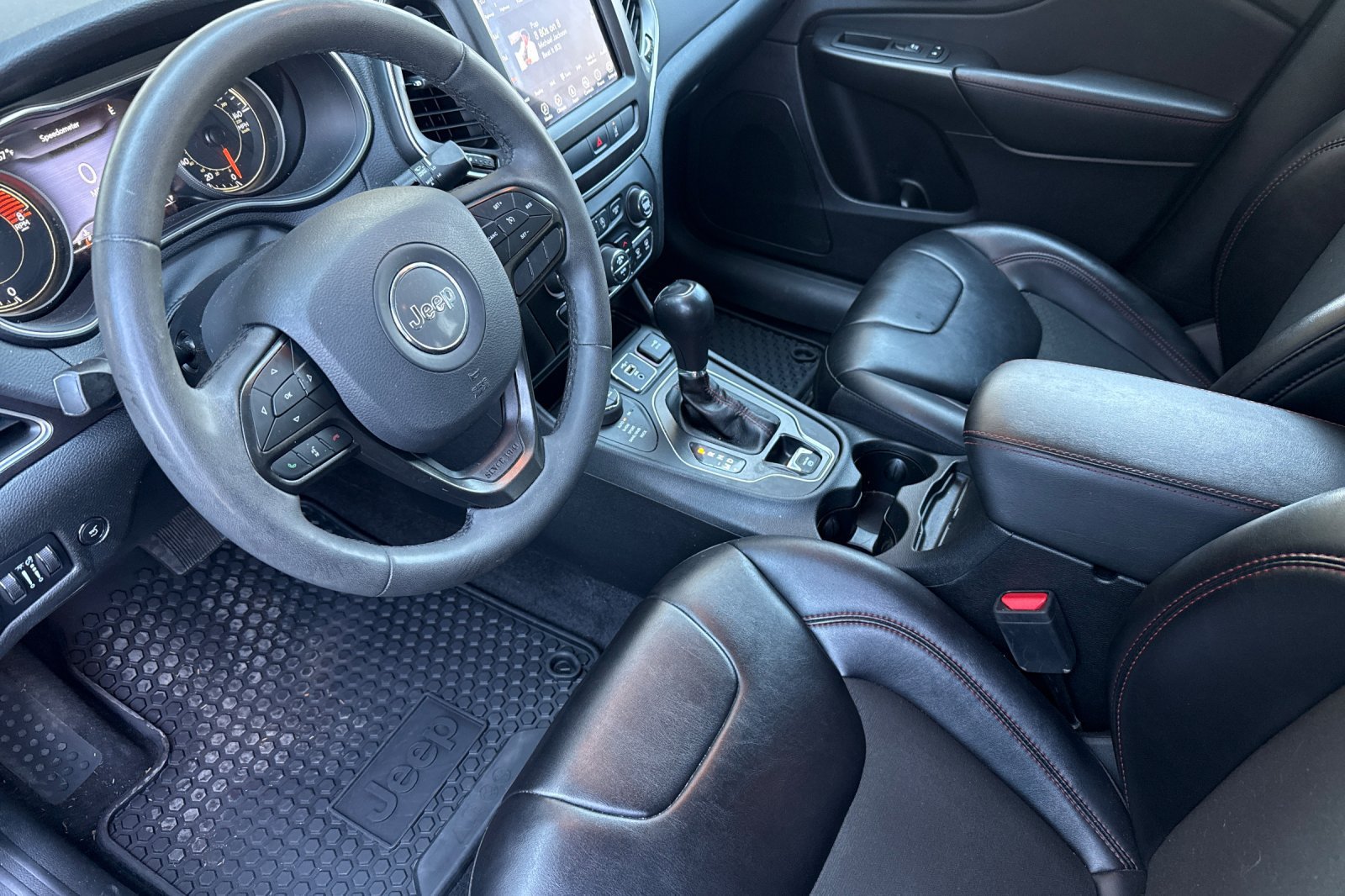 Used 2022 Jeep Cherokee Trailhawk w/ Comfort/Convenience Group AWD/4WD image 9