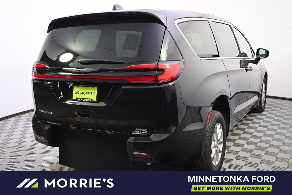 Used 2026 Chrysler Pacifica Select FWD image 7