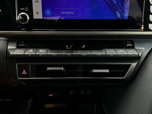 Used 2025 Toyota Camry SE image 27