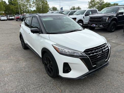 Used 2022 Nissan Kicks SR w/ Premium Package FWD image 3