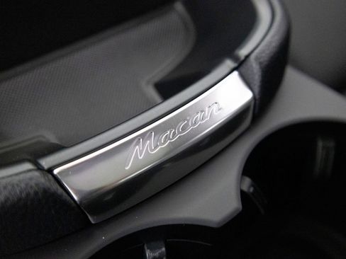 Certified 2025 Porsche Macan AWD/4WD image 24