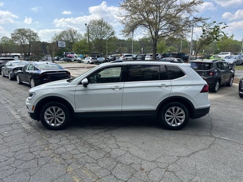 Used 2018 Volkswagen Tiguan SE w/ Panoramic Sunroof Package image 9
