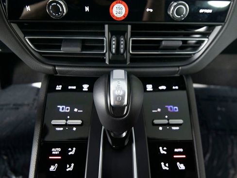 Certified 2025 Porsche Macan AWD/4WD image 27