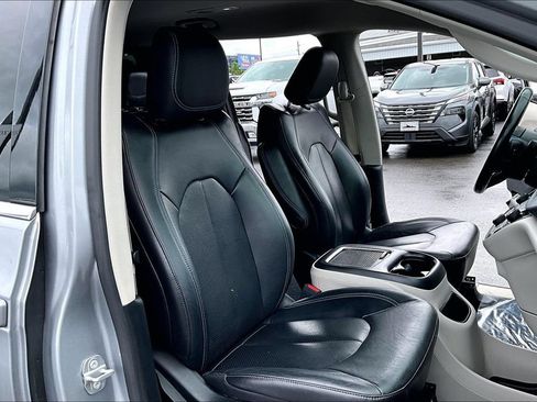 Used 2021 Chrysler Pacifica Touring-L FWD image 30