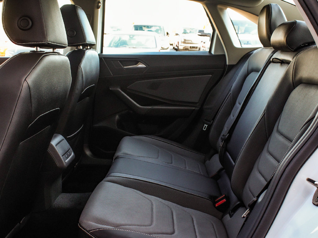 Used 2025 Volkswagen Jetta SEL FWD image 35