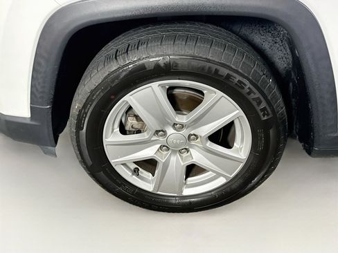 Used 2022 Jeep Compass Latitude w/ Sun and Sound Group FWD image 11