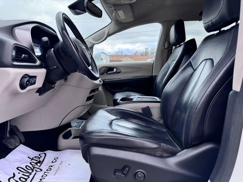 Used 2022 Chrysler Pacifica Touring-L image 19