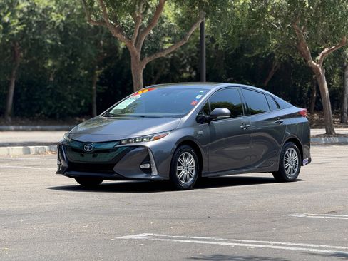 Used 2019 Toyota Prius Prime Advanced w/ Carpet Mat Package FWD image 7