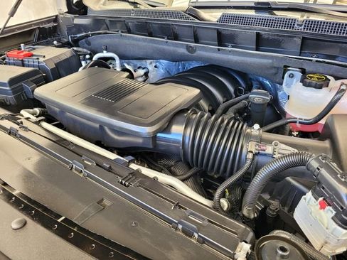 Used 2025 Chevrolet Suburban Z71 image 34