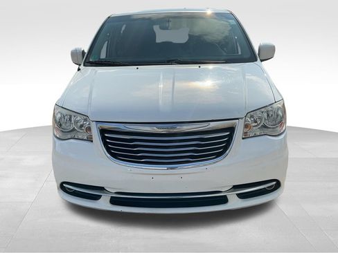 Used 2015 Chrysler Town & Country Touring FWD image 9