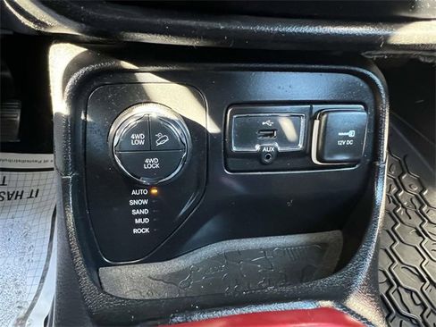 Used 2016 Jeep Renegade Trailhawk w/ Premium Trailhawk Package image 24