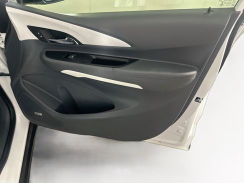 Used 2019 Chevrolet Bolt Premier w/ Infotainment Package FWD image 30