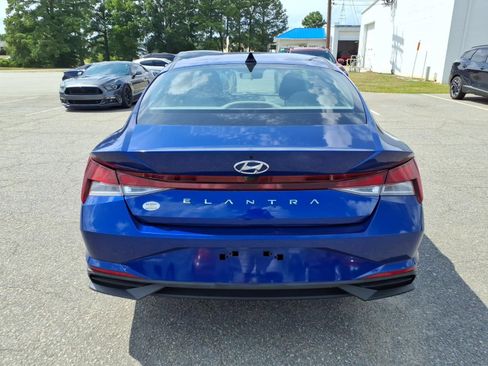 Used 2023 Hyundai Elantra SEL w/ Preferred Accessory Package FWD image 4