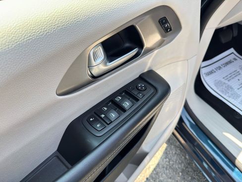 Used 2023 Chrysler Pacifica Touring-L FWD image 18