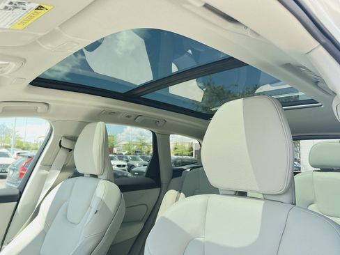 Certified 2023 Volvo XC60 B5 Plus w/ Climate Package AWD/4WD image 32